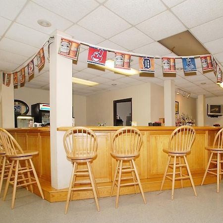 Knights Inn & Suites St. Clairsville Экстерьер фото