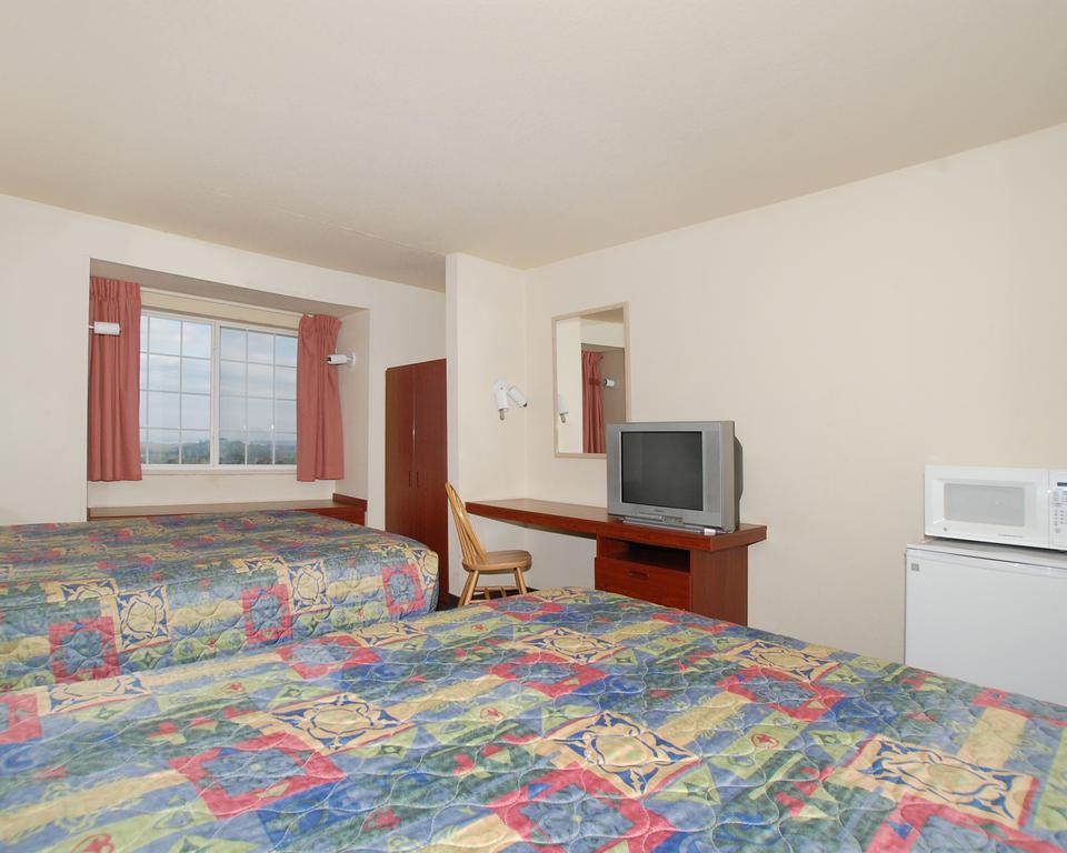 Knights Inn & Suites St. Clairsville Экстерьер фото